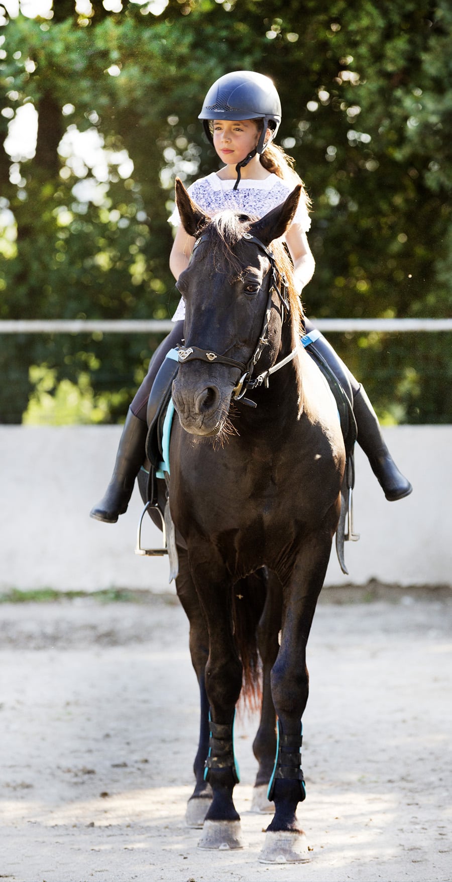 niña montando a caballo